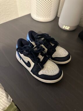 Nike Kids Navy and White Low-Top Sneakers with Light Blue Heel